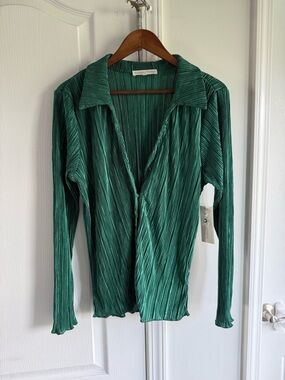 NWT Madison + Hudson Pleated button down Long Sleeve Top in Emerald Green